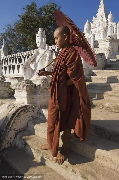 年轻的佛教和尚拿着红伞,舍塔维亚塔,缅甸,缅甸,东南亚