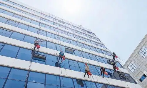 "蜘蛛人"顶着烈日清洗高楼外墙. 记者/马文章 摄