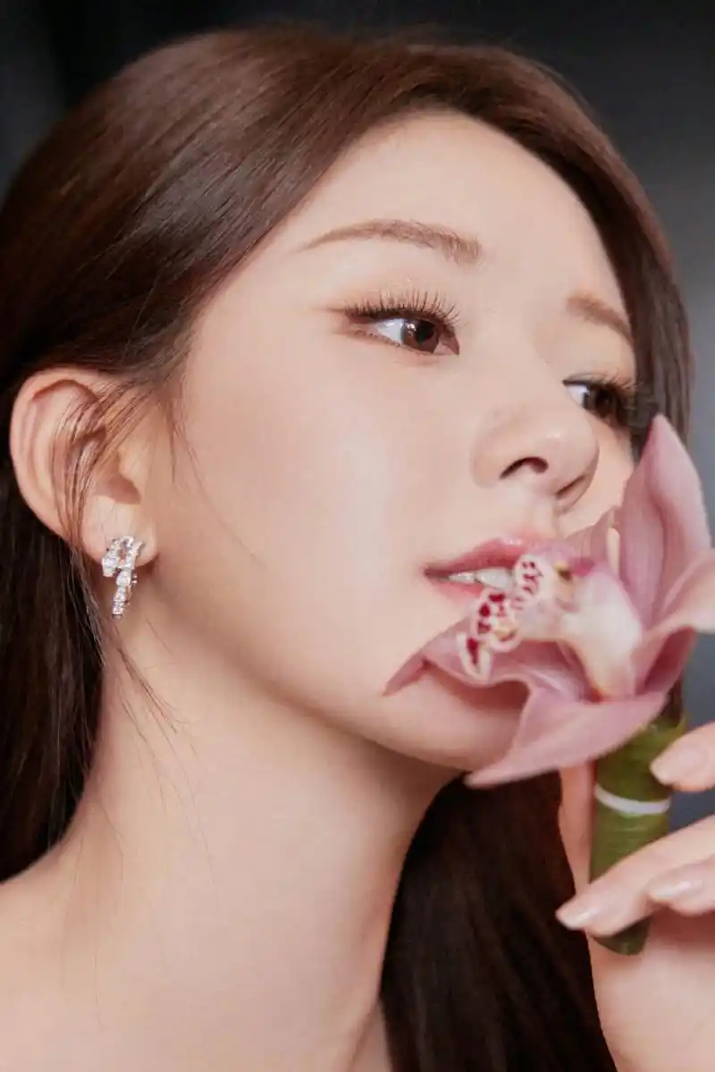 赵露思# 一袭浅蓝色高开叉抹胸裙,雪肤玉貌的容颜,白皙水嫩的肌肤