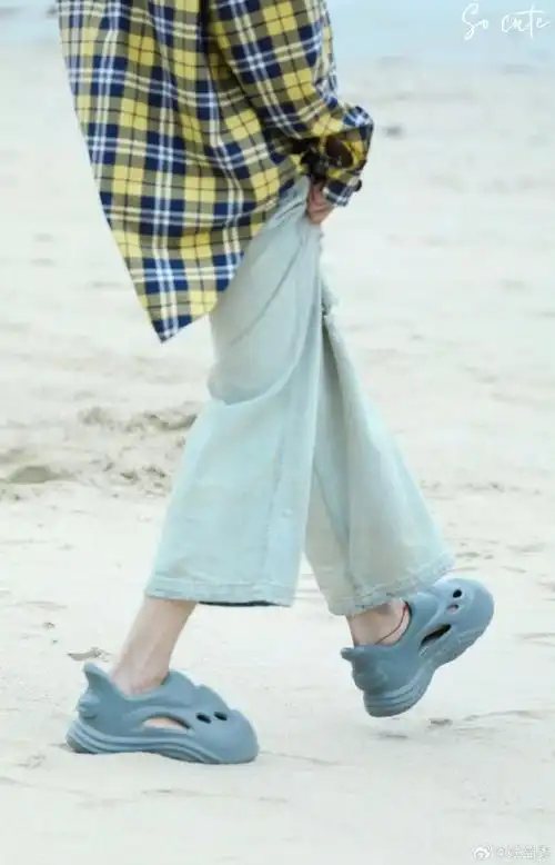 魏大勋的路透真的让人眼前一亮了,这大长腿也太优越了,这脚裸和红绳真