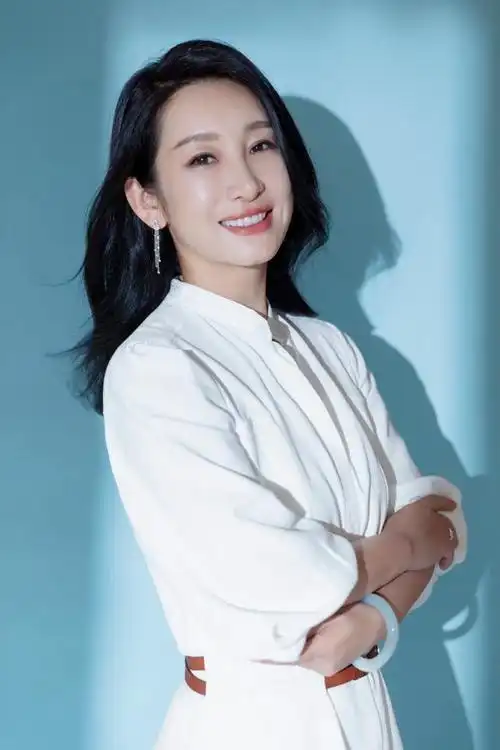 秦海璐被老公宠了少女穿白色衬衫裙扫楼蛮腰纤细不像阿姨辈