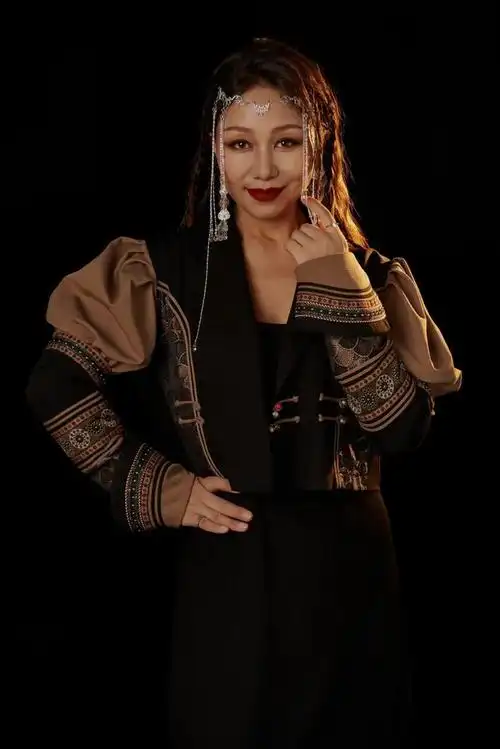 斯琴塔那张强演唱驼乡之恋歌颂吉祥草原