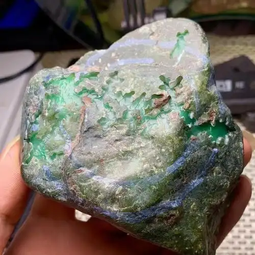 挑选翡翠原石方法有哪些购买翡翠原石需要注意哪些地方