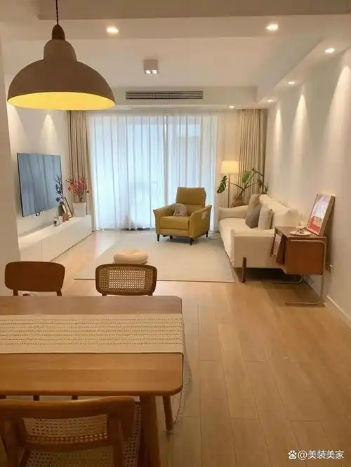 屋主人喜欢在家里舒适自在一些,所以在装修风格上温馨的日系原木风