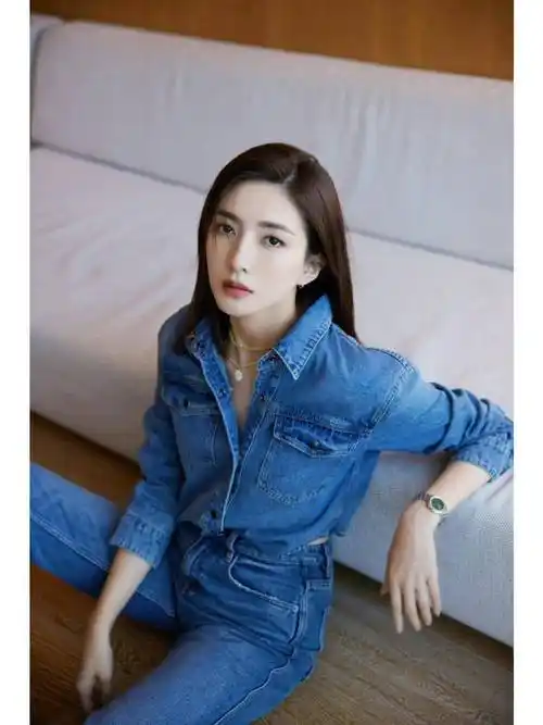 168的"江疏影"带火了极简穿搭:牛仔衬衫 牛仔裤,高级且洋气