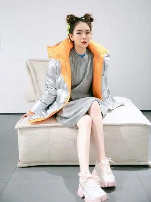 戚薇不愧被称为戚哥每一套穿搭都时尚俏皮帅气十足