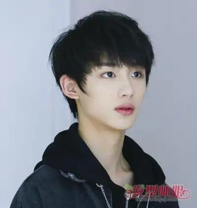 小鲜肉发型也有多重风格 16岁男生不染发也很帅!