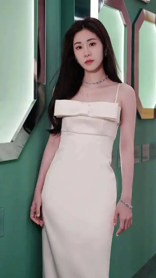 【张碧晨写真美图】一袭白色抹胸长裙,优雅柔美,闪耀施华洛世奇_活动