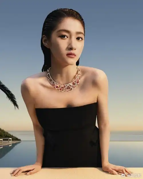 关晓彤全背头湿发##关晓彤深v套装