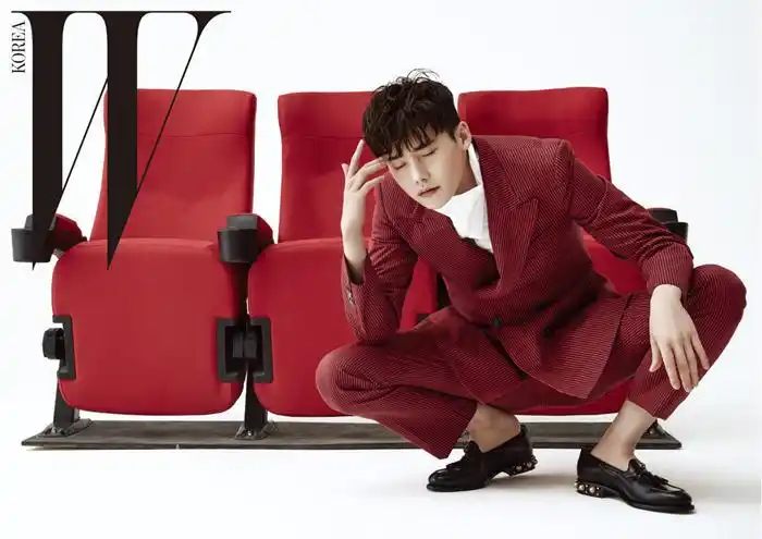 《w-两个世界》李钟硕拍时尚大片 慵懒随性彰显独特魅力【组图】 (9)