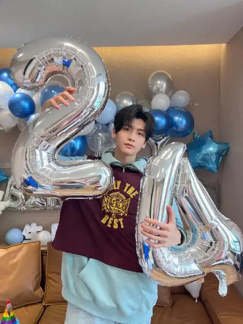 翟潇闻0528生日快乐#翟潇闻生日照,好嫩好可爱,我狠狠亲一口0090