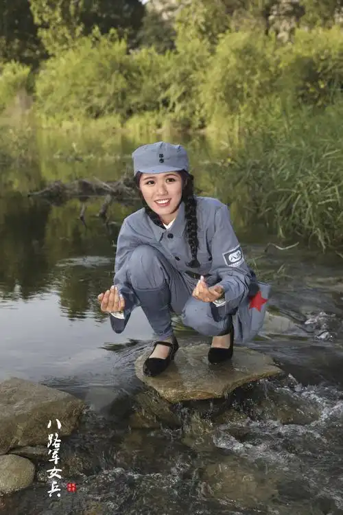 《八路军女兵》