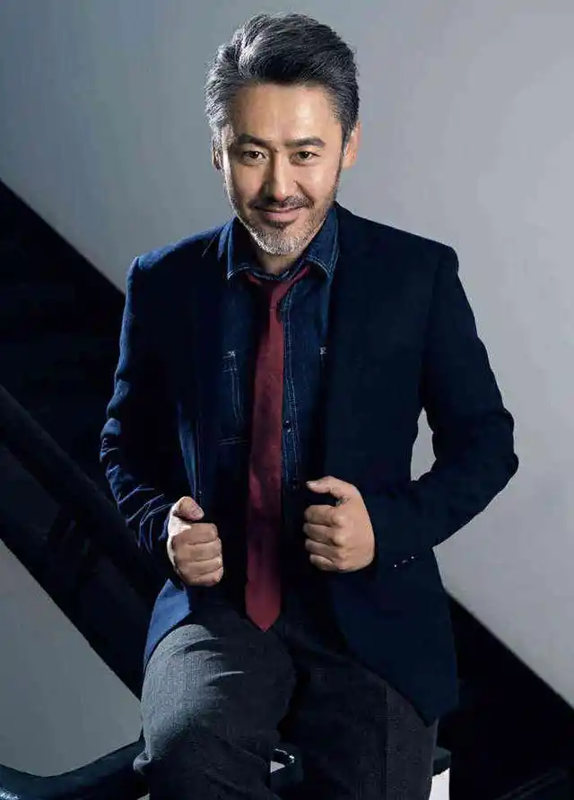 明星 正文 吴秀波:自信潇洒的帅大叔.