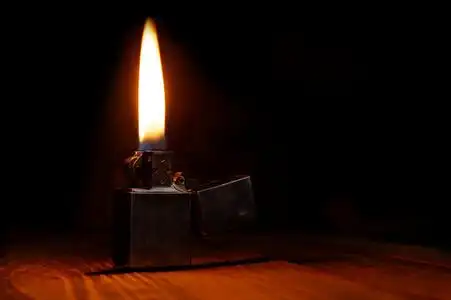 防风打火机老汽油打火机火焰照片