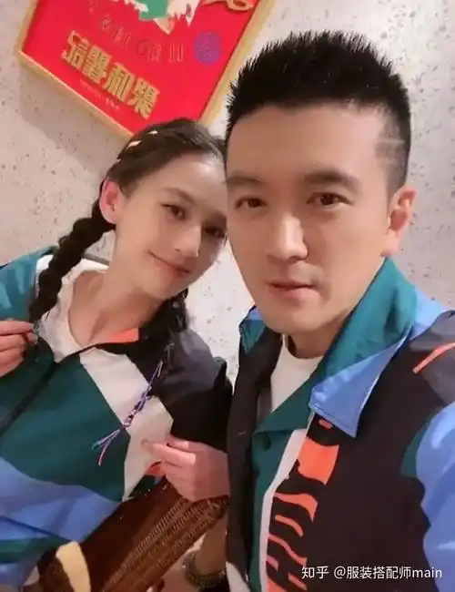 黄圣依夫妇同台一袭亮片裙显超模身材大8岁老公西装儒雅帅气