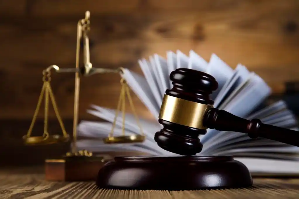 法律主题,法律主题,法官,棕色的桌子上的木槌槌