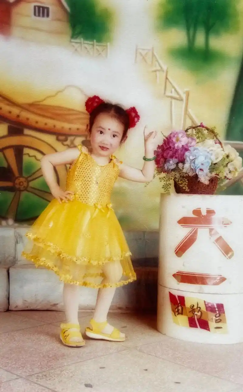 小时候 #童年#老照片   亲爱的女孩 不要看见别人发光就 - 抖音