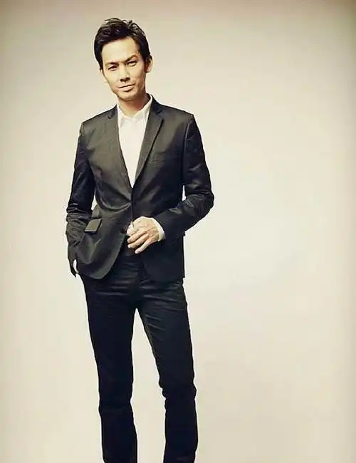 钟汉良穿西装清新儒雅,帅出新境界,岁月都掩盖不了的man!