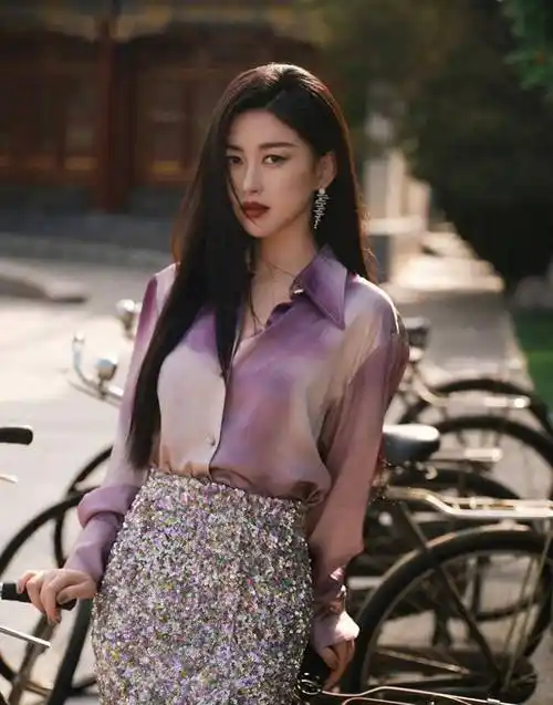 朱珠产后身材依然火辣,她身穿蓝色裹身裙秀出丰满身材,好漂亮_衣服