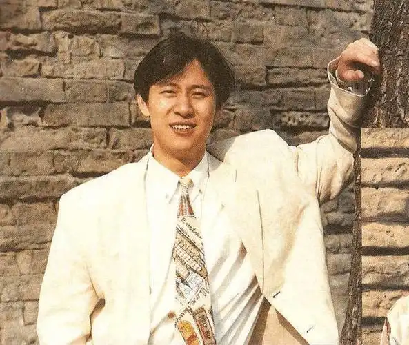 连登14次春晚提携过章子怡歌手解晓东消失的这些年去哪了