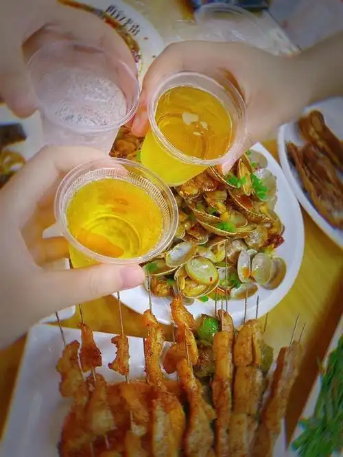 才是忙了一天最放松的时刻,约着三五个朋友聚一块,聊聊天,吃着夜宵,何