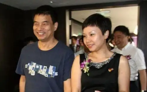 她的丈夫是四川首富给了她2000万的零花钱她却开了6家公司