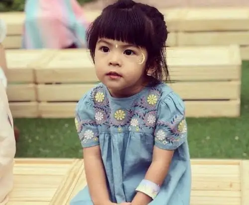 贾静雯夫妇晒咘咘波妞照片,一个公主范一个化身金毛狮