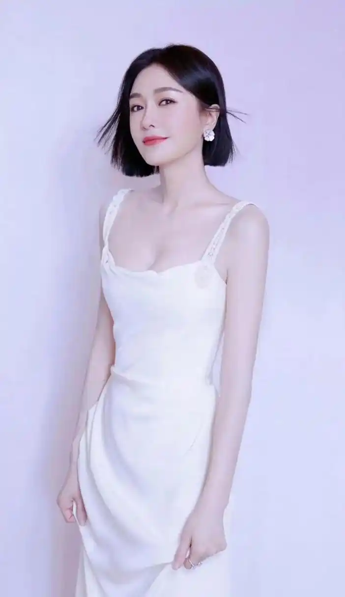 秦岚活动造型大片太美了!一袭白色吊带裙,纯白优雅尽显出众气质
