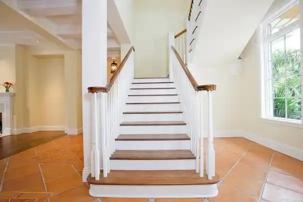 作为一名专业设计师,我将以两边墙的楼梯间效果图设