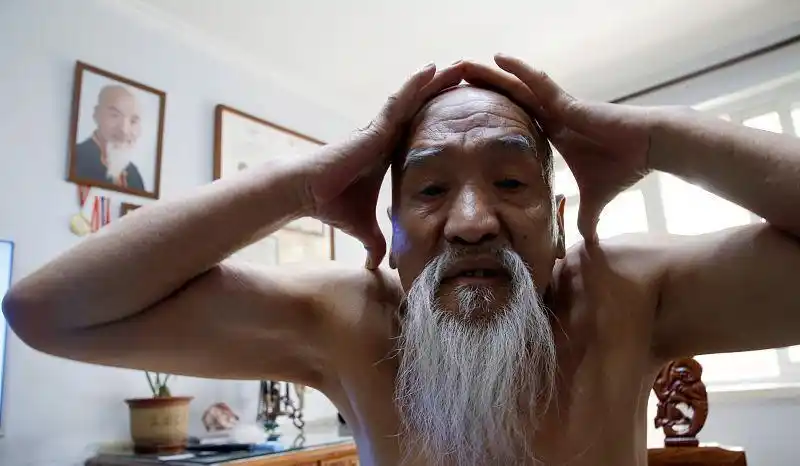 82岁老人苦修葵花宝典28年, 打遍武林无敌手, 生活中却遇到这种难题_