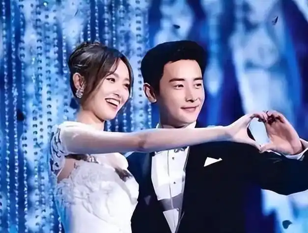 唐嫣站在罗晋身后,罗晋偷偷递给她好吃的糖果,她小鸟依人,幸福地笑着.