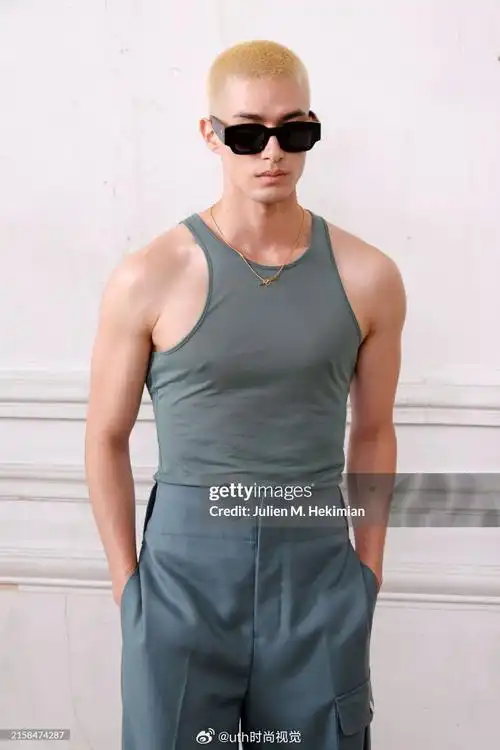 非常大胆精彩的创新  玩时尚还是得看米卡    #自然系氧气穿搭##男装