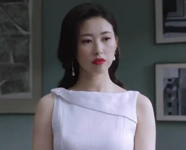 精英律师中朱珠饰演的栗娜珍珠耳坠真美