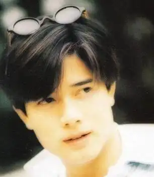 郭富城在当时真的是把这款中分发型梳成了一种潮流,多少人当初拿着