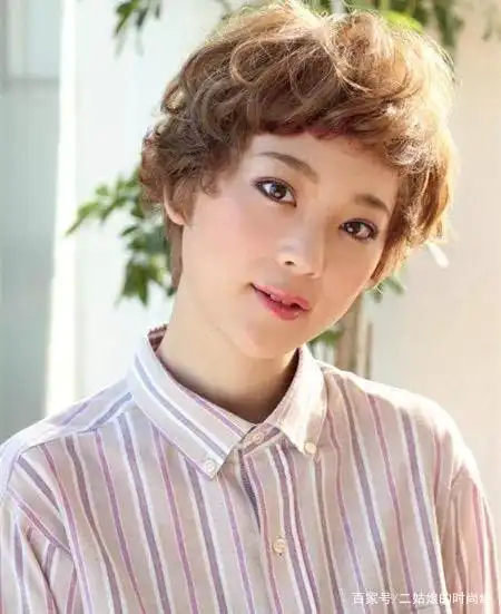 短卷发发型2021年最新超减龄少女头
