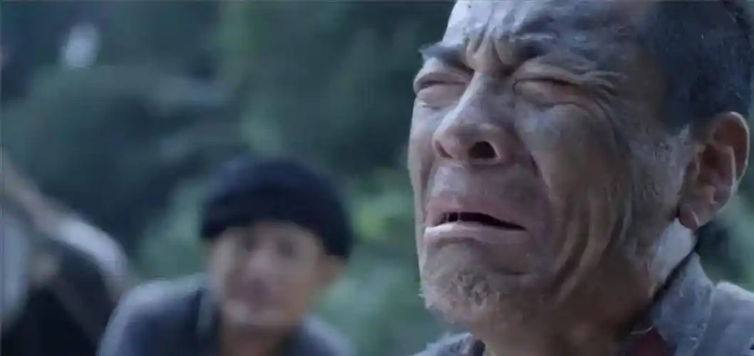 就把敌人围墙轰开一个缺口,炸得敌人鸡飞狗跳,鬼哭狼嚎