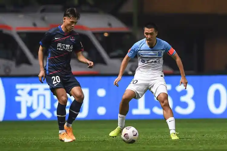 4月26日,广州城队球员黄政宇在比赛中带球.