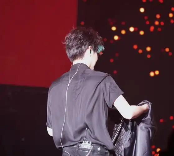 云雷的音乐火锅局##张云雷0111生日快乐#  背影,  好看不?