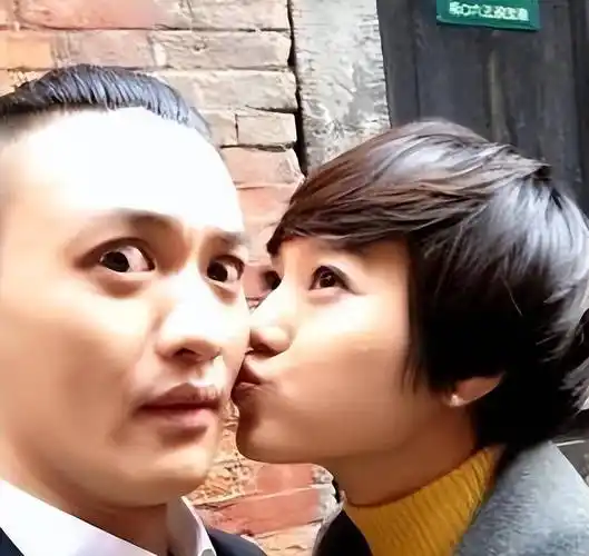 主持人朱丹:与林涵离婚后,二婚嫁周一围生两子,在卑微中 .