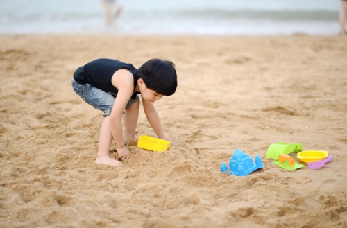 很多小孩子都喜欢玩沙子,现在也有一些游乐场专门开辟场所让小孩子玩
