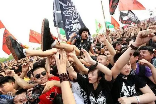 图文:2012北京迷笛音乐节-乐迷跳水