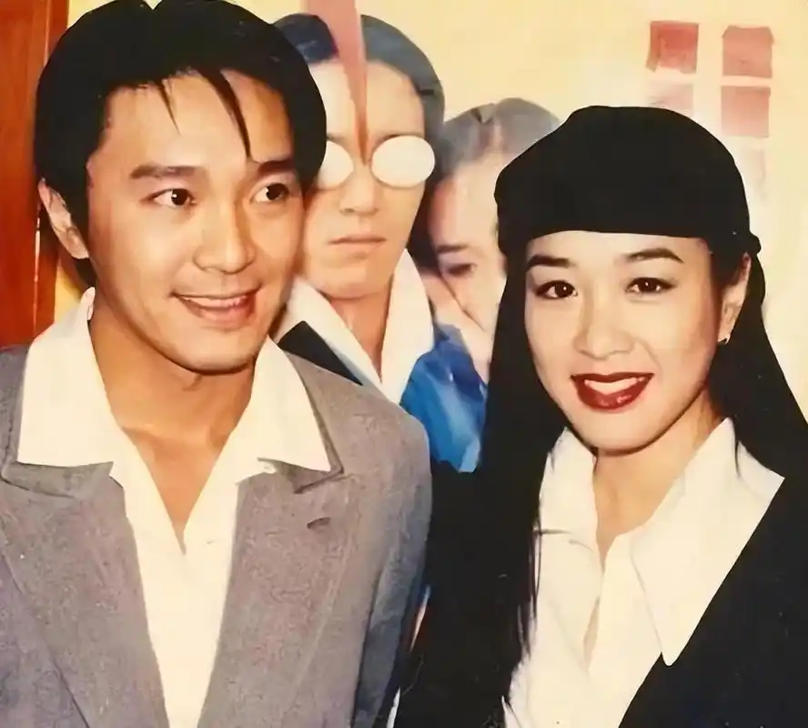 回顾不顾家人反对带仨女儿嫁小12岁丈夫的钟丽缇如今还好吗