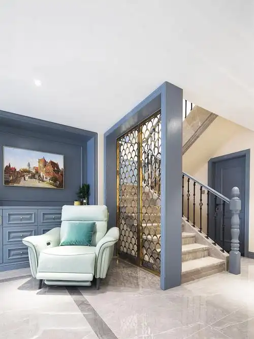 楼梯侧面用镂空鱼鳞纹理做隔断,给整个空间看起来十分贵气.