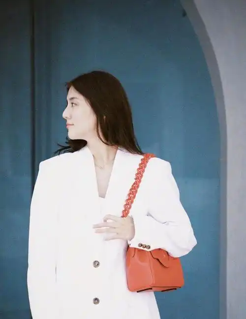 吴千语穿allblack出镜简洁中不失高级感身材曼妙更抢镜