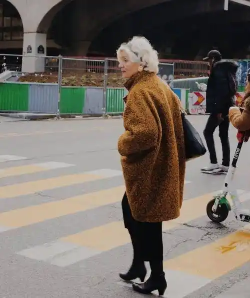 不得不说外国老太太是真精致:配饰大方,发型蓬松,打扮优雅_时尚_女性