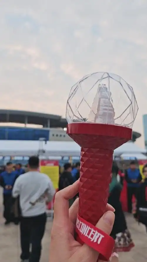 点超话#华晨宇#昨天在华晨宇长沙演唱会顺手拿错了一位火姐的应援棒