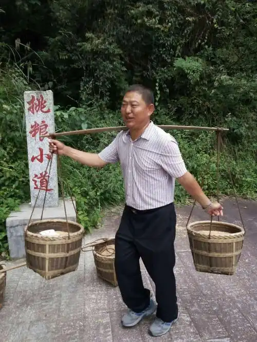 扁担挑上精神谷, 官接地气兵民服, 不忘初心多服务, 传承精神创新路.