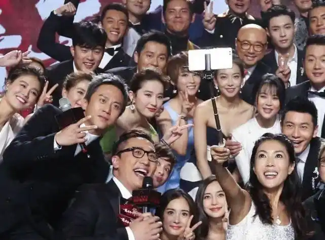 为什么都说刘亦菲是"合影杀手",看到生图后,网友:名不虚传!