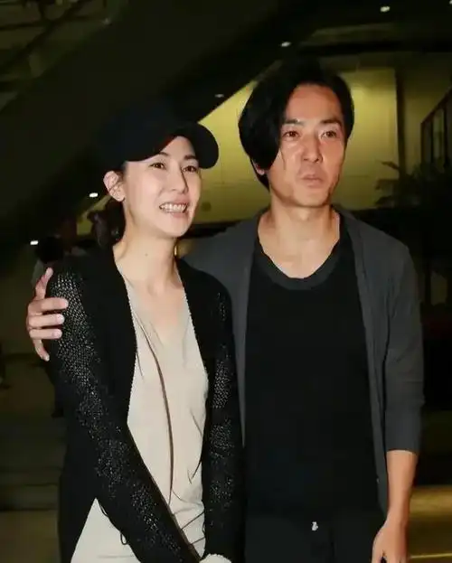 郑伊健夫妇结婚11年未育,在日本长期定居,远离娱乐圈生活自在