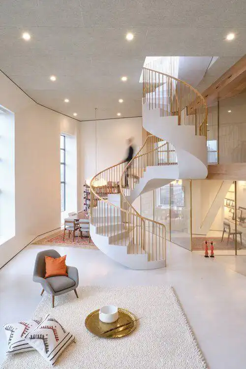 挑空客厅旋转楼梯不只是豪宅标配也是小户型装修的爆款组合